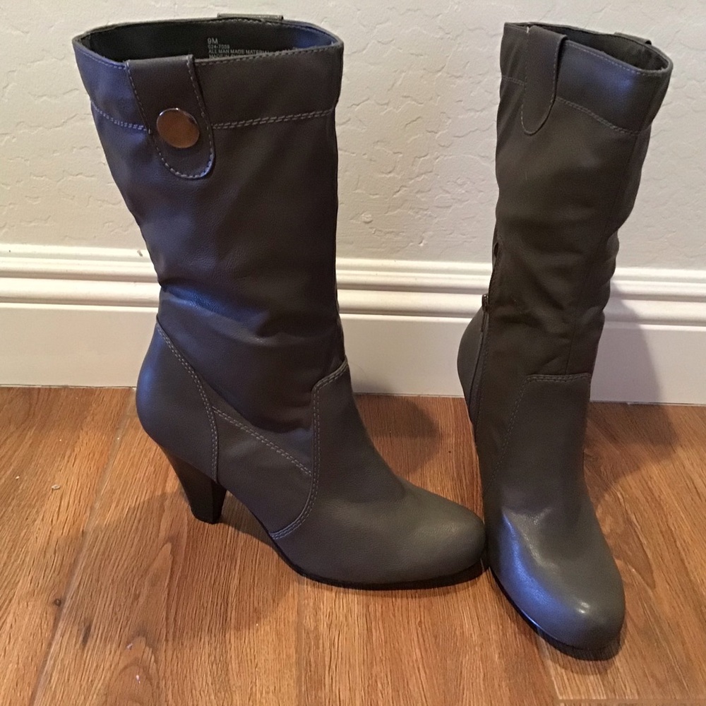 NWOT GREY MID CALF BOOTS.